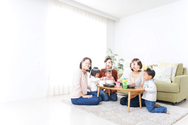 ランチパーティーをするママ友と子供