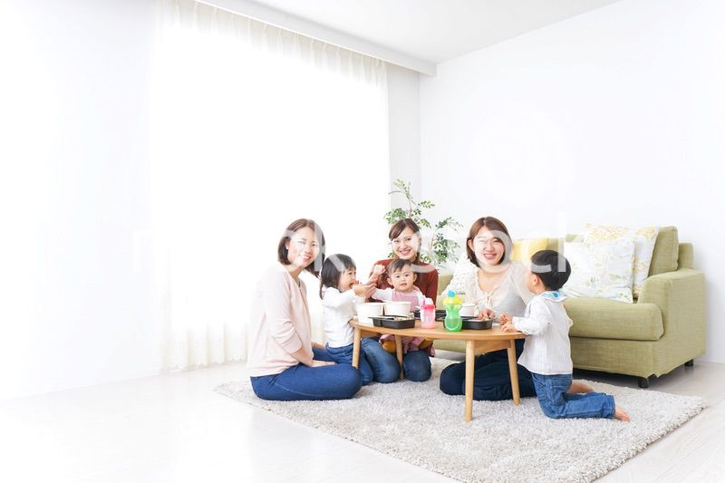 ランチパーティーをするママ友と子供