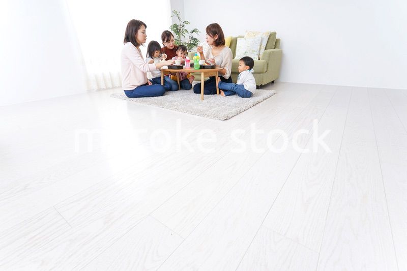 ランチパーティーをするママ友と子供