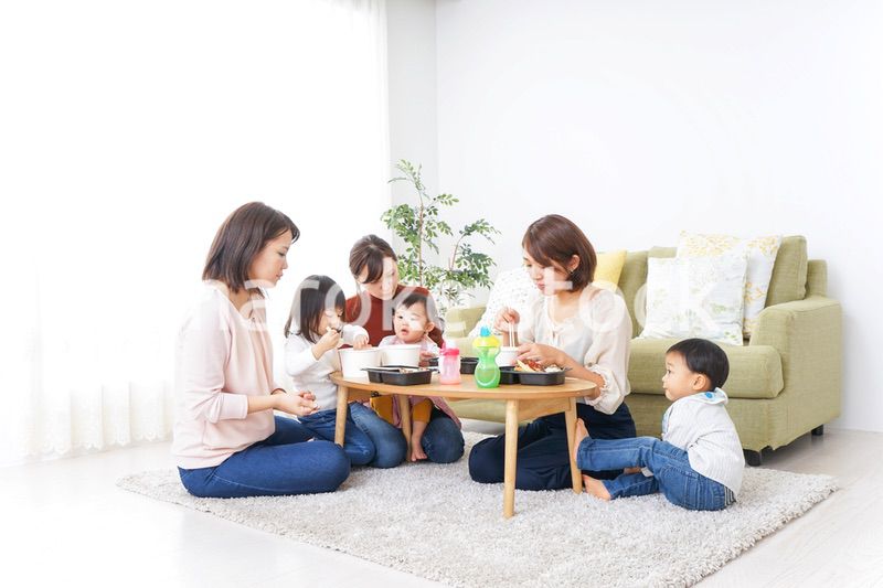 ランチパーティーをするママ友と子供