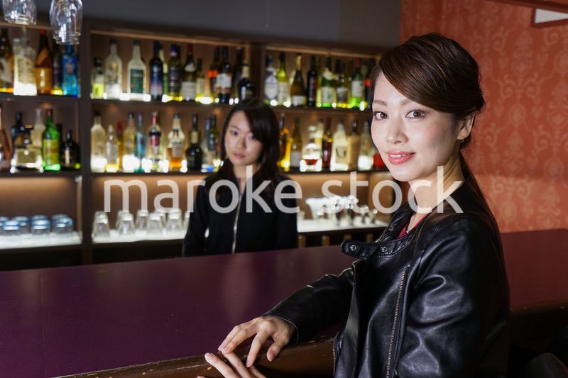 バーカウンターに座る女性