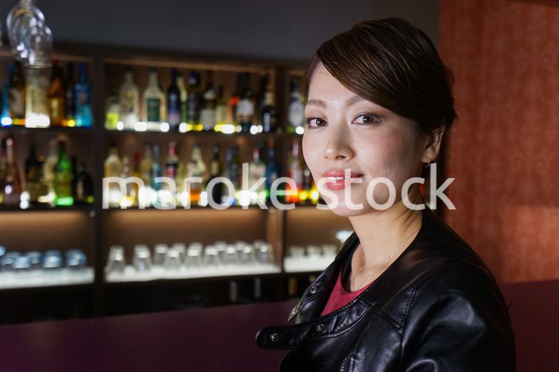 バーカウンターに座る女性