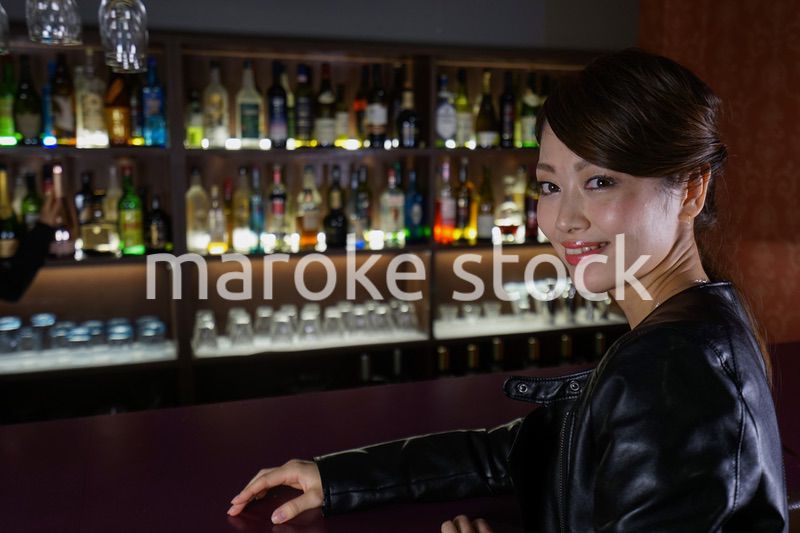 バーカウンターに座る大人の女性