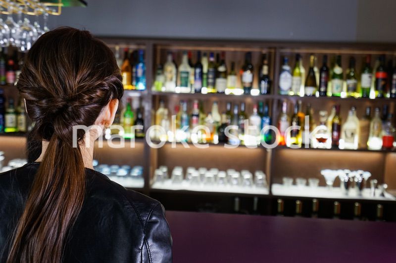 バーに座る女性