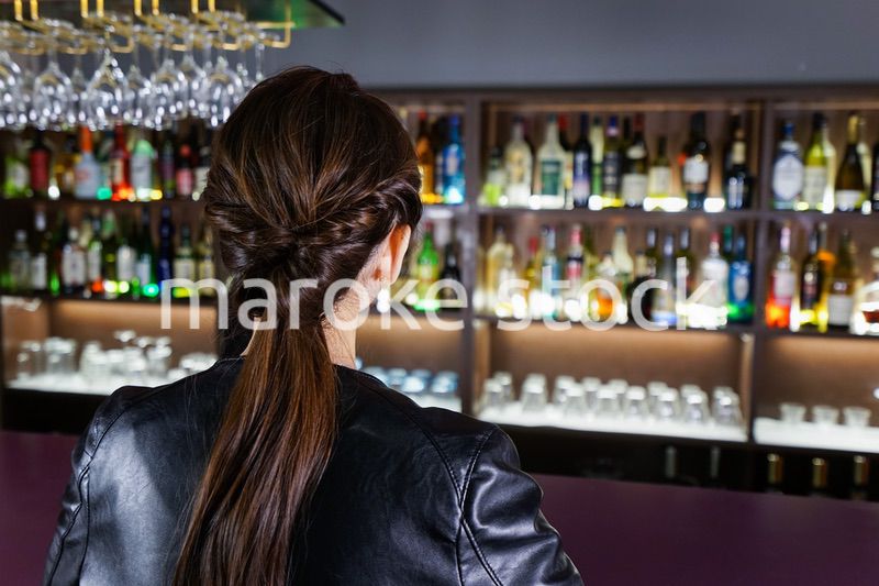バーに座る女性