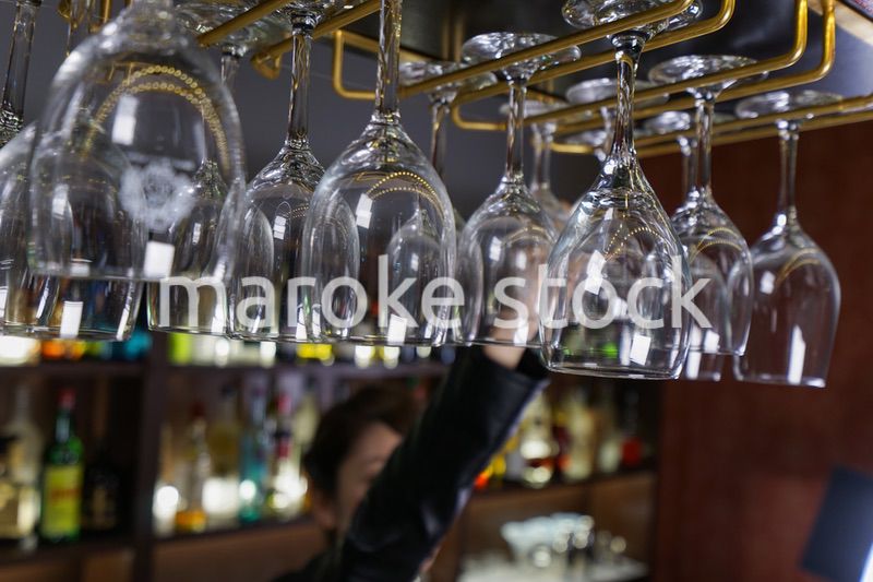 バーカウンターに座る女性