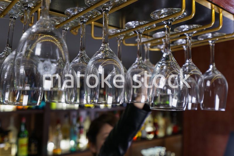 バーカウンターに座る女性