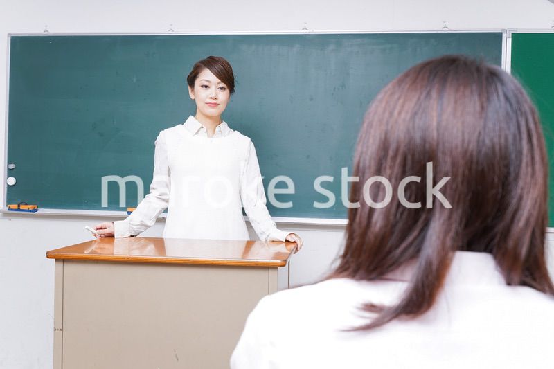 学校で授業をする教師