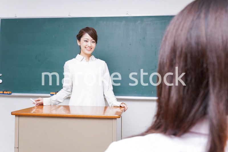 学校で授業をする教師