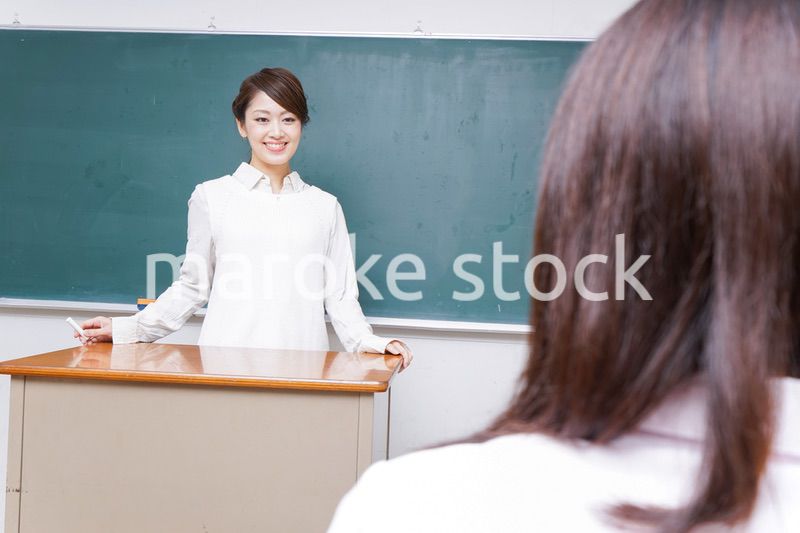 学校で授業をする教師