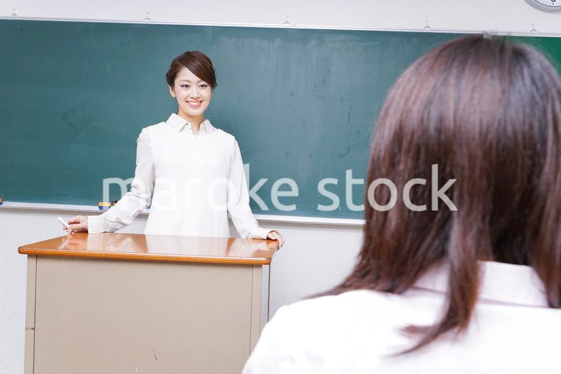学校で授業をする教師
