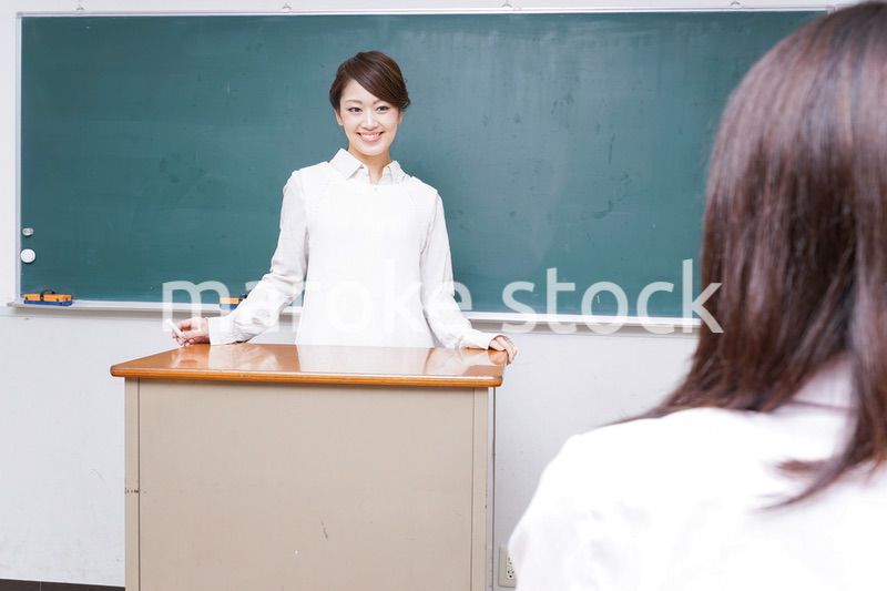 学校で授業をする教師