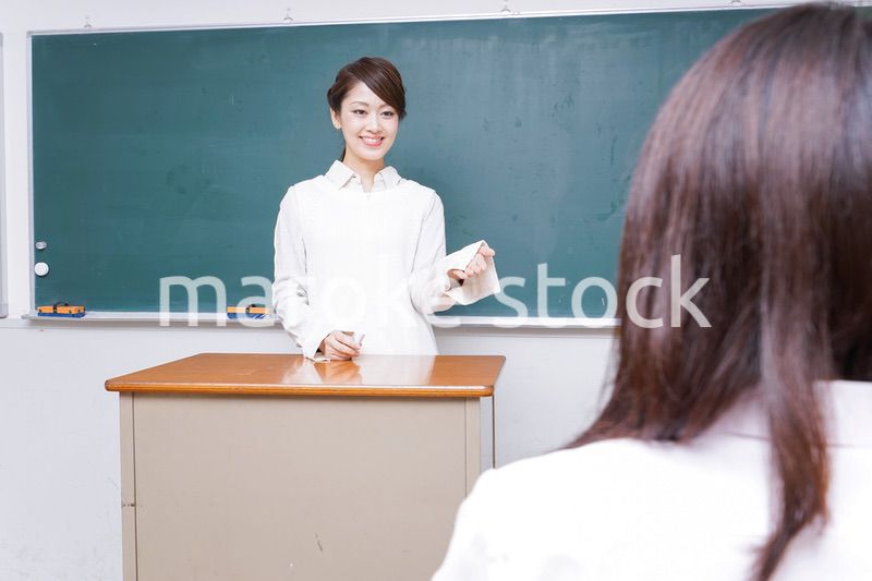 学校で授業をする教師