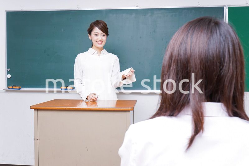 学校で授業をする教師