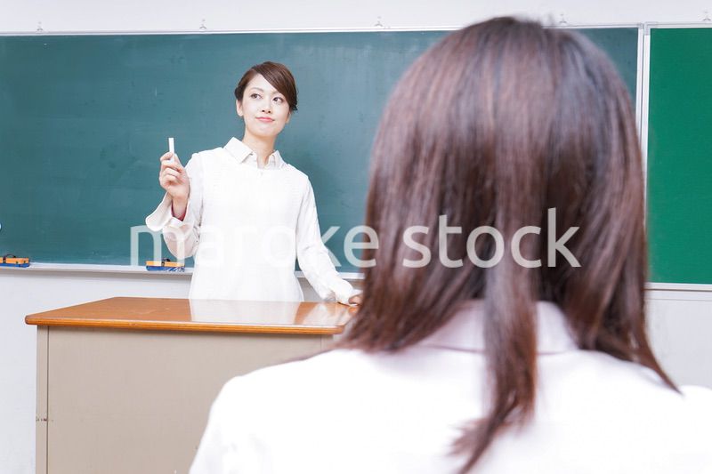 学校で授業をする教師