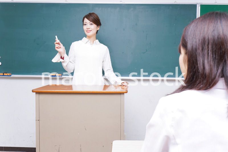 学校で授業をする教師