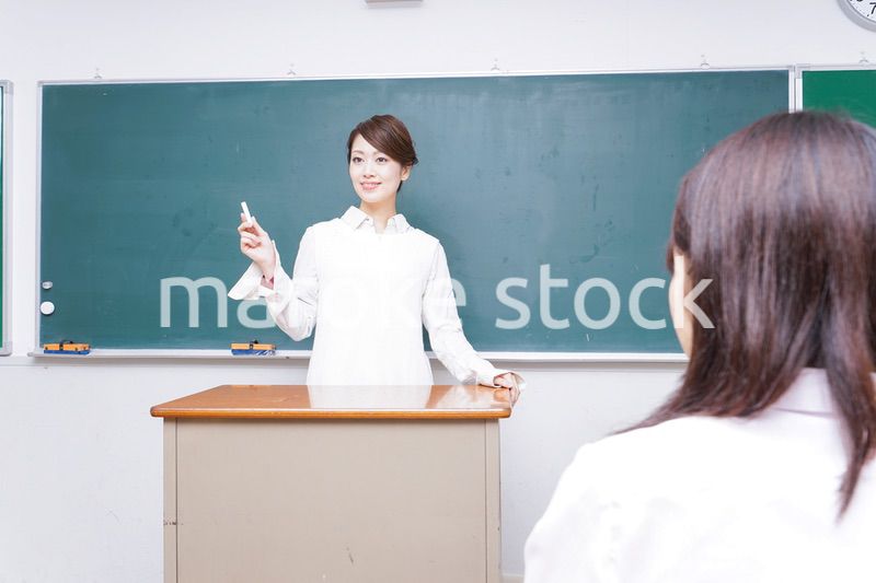 学校で授業をする教師
