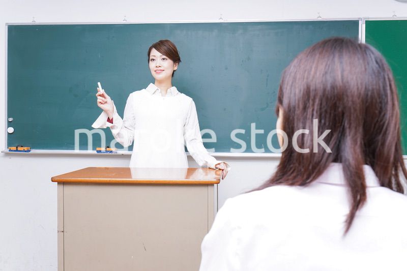 学校で授業をする教師