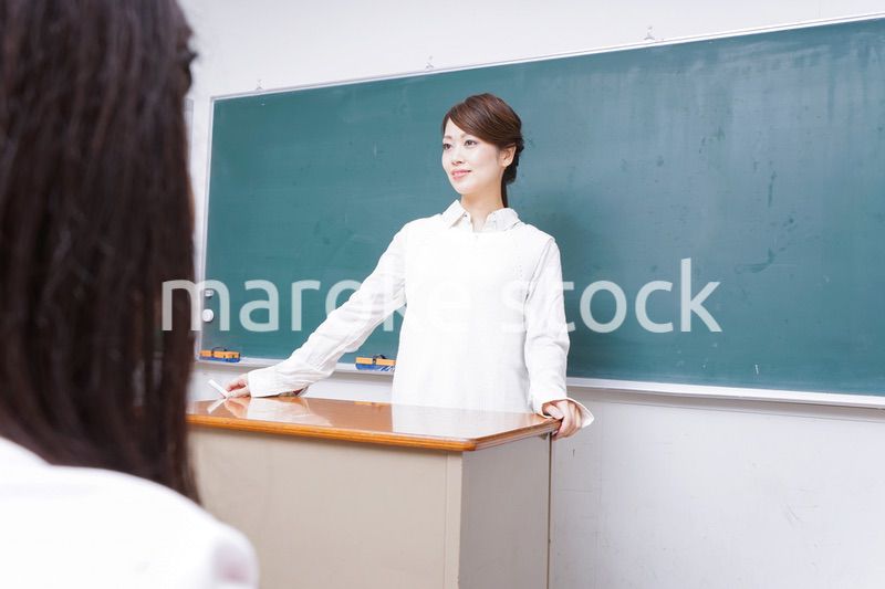 学校で授業をする教師