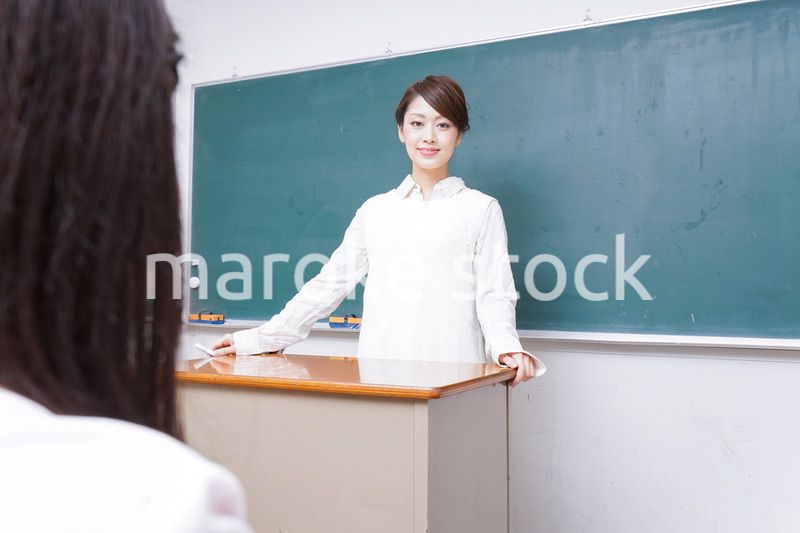学校で授業をする教師