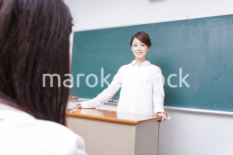 学校で授業をする教師