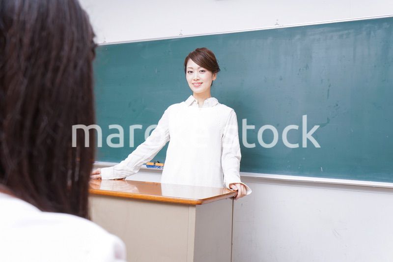 学校で授業をする教師