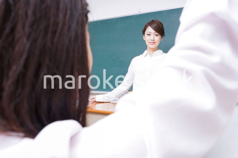 学校で授業をする教師