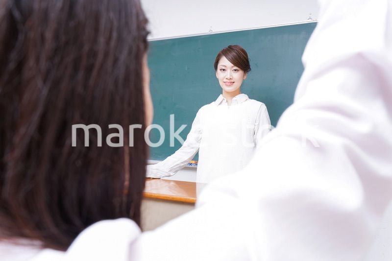 学校で授業をする教師