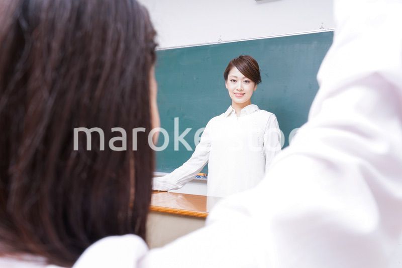 学校で授業をする教師