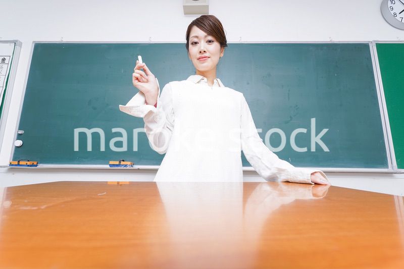 授業をする女性教師