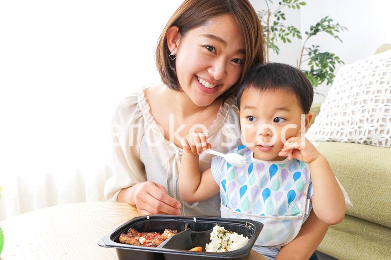 子どもにごはんを食べさせる母親