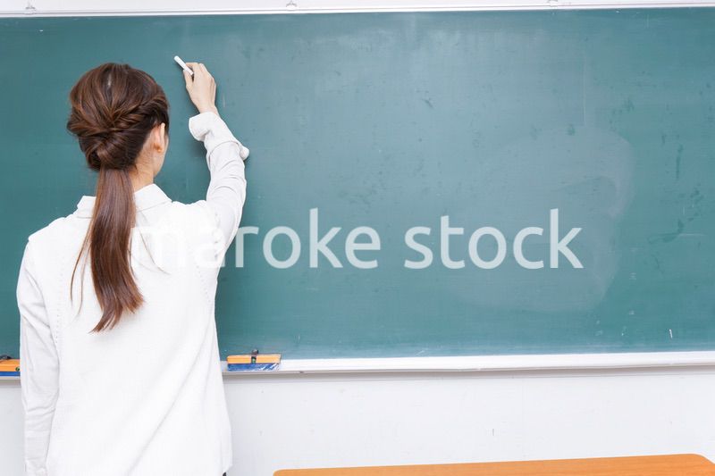 授業をする女性教師