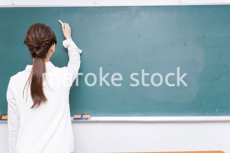 授業をする女性教師