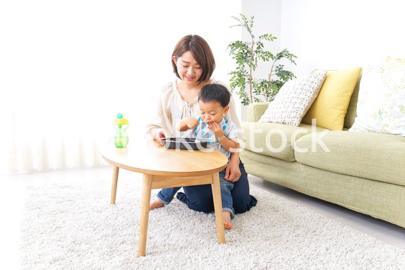 子どもにごはんを食べさせる母親