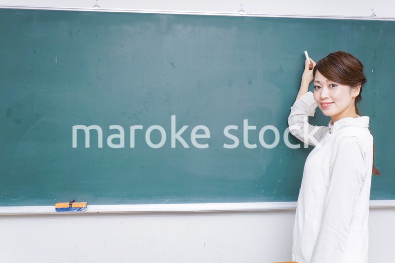 授業をする女性教師