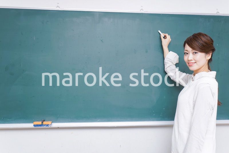 授業をする女性教師