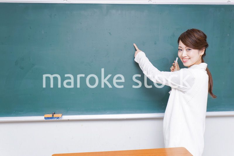 授業をする女性教師