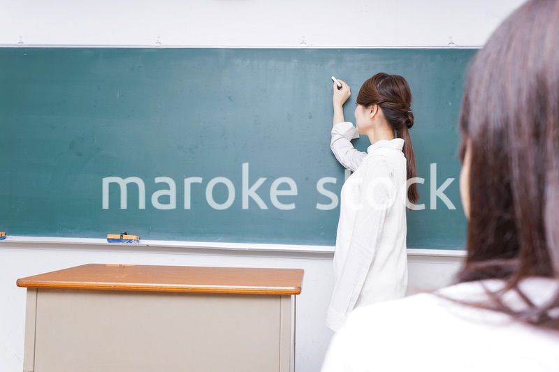 学校で授業をする教師