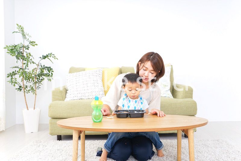 子どもにごはんを食べさせる母親