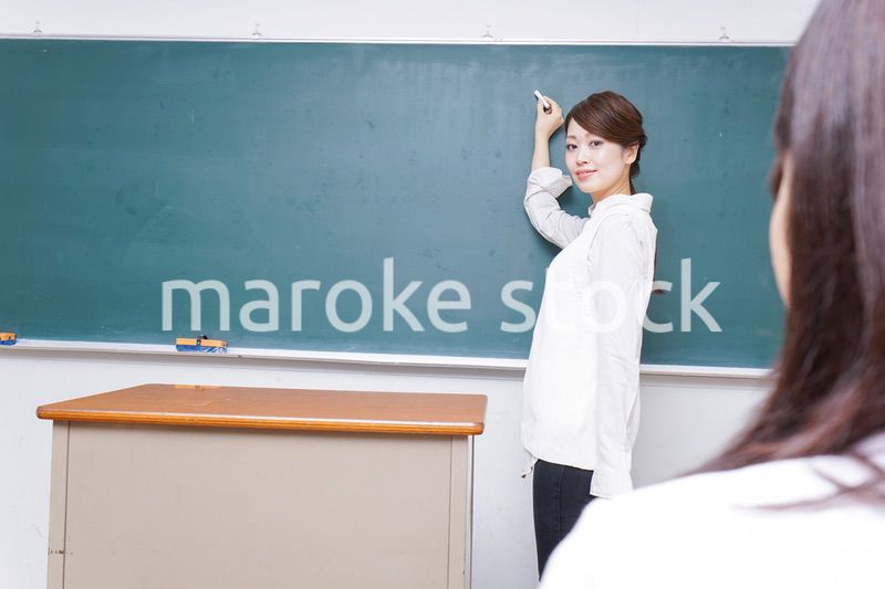 学校で授業をする教師