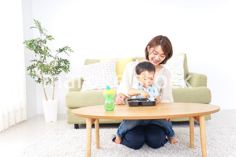 子どもにごはんを食べさせる母親