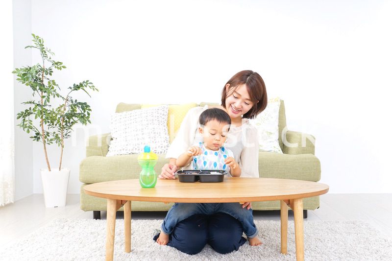 子どもにごはんを食べさせる母親