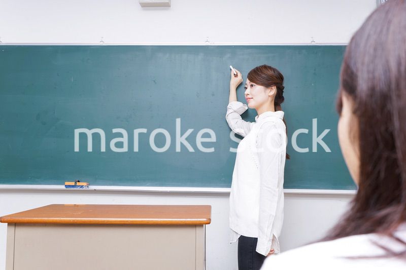 学校で授業をする教師