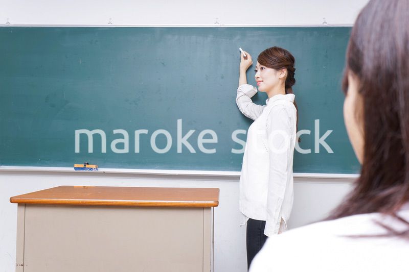 学校で授業をする教師