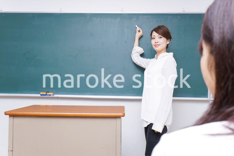 学校で授業をする教師
