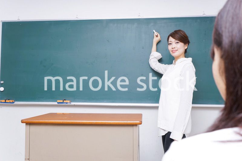 学校で授業をする教師