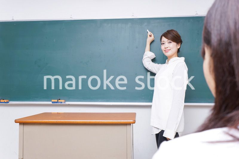 学校で授業をする教師
