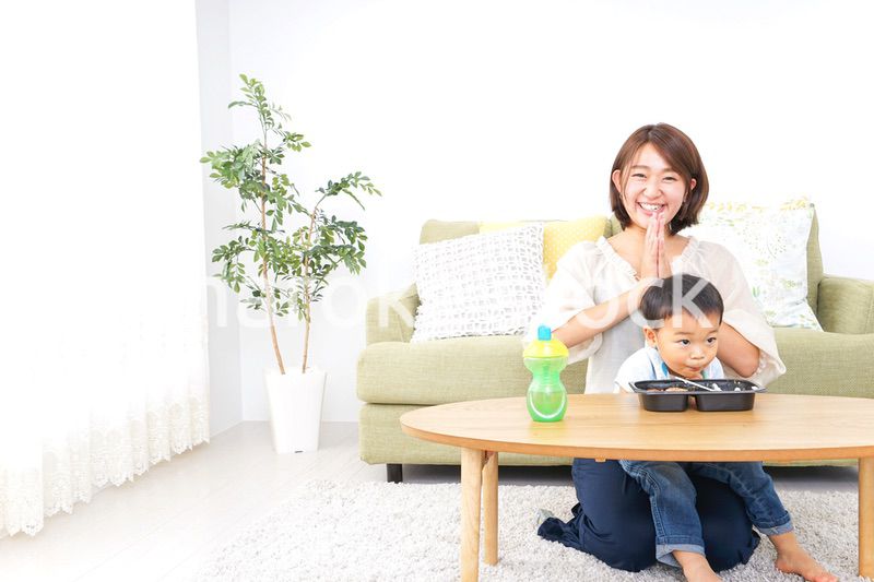 子どもにごはんを食べさせる母親