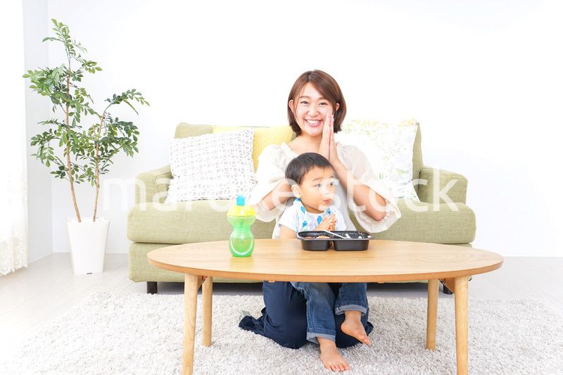 子どもにごはんを食べさせる母親