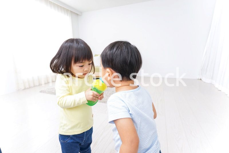 二人で遊ぶ女の子と男の子